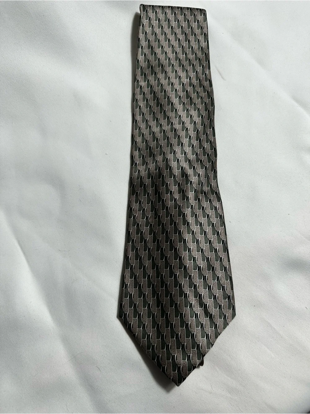 A52. Van Heusen Classic Men's Silk Green and Taule Patterned Tie